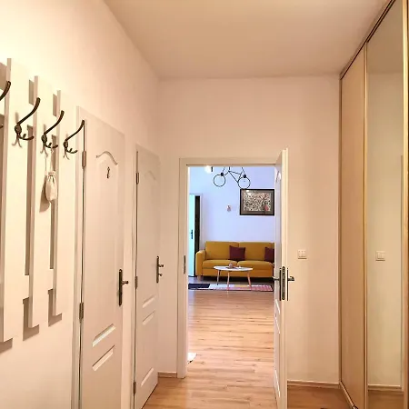 Cozyhome The Castle - Spacious, Quiet, High Ceiling Apartman *