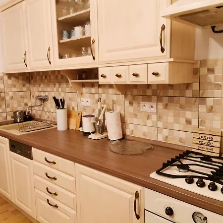 Cozyhome The Castle - Spacious, Quiet, High Ceiling Apartman *