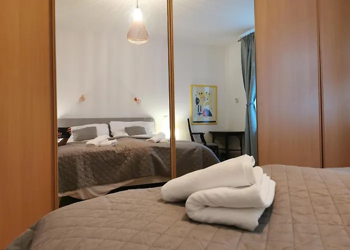 Cozyhome The Castle - Spacious, Quiet, High Ceiling