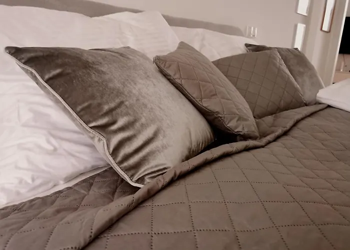 Cozyhome The Castle - Spacious, Quiet, High Ceiling * Bratislava