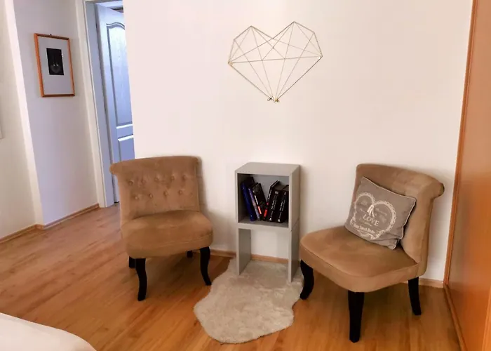 Cozyhome The Castle - Spacious, Quiet, High Ceiling *