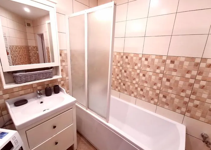 Cozyhome The Castle - Spacious, Quiet, High Ceiling *