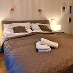 Cozyhome The Castle - Spacious, Quiet, High Ceiling Appartamento